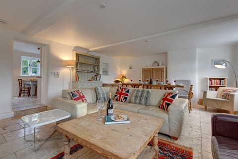 Jasmine Cottage, South Creake: Comfortable sitting room has open fire