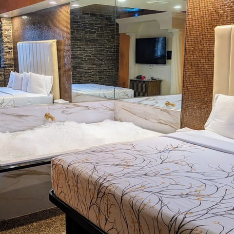 Deluxe Room, 1 King Bed, Jetted Tub | Blackout drapes, free WiFi, bed sheets