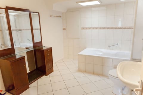 Apartment, 4 Bedrooms | Bathroom | Bathtub, towels