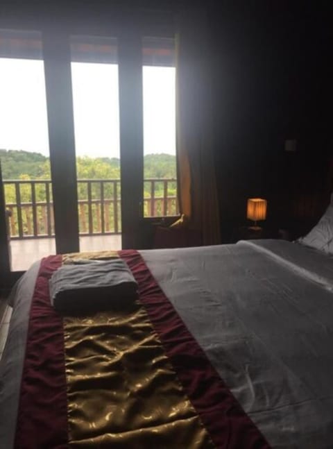 Laptop workspace, free WiFi