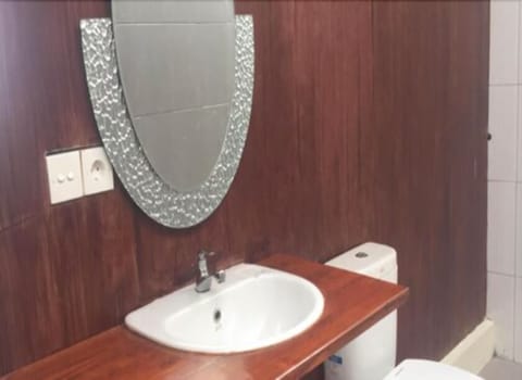 Shower, rainfall showerhead, free toiletries, towels