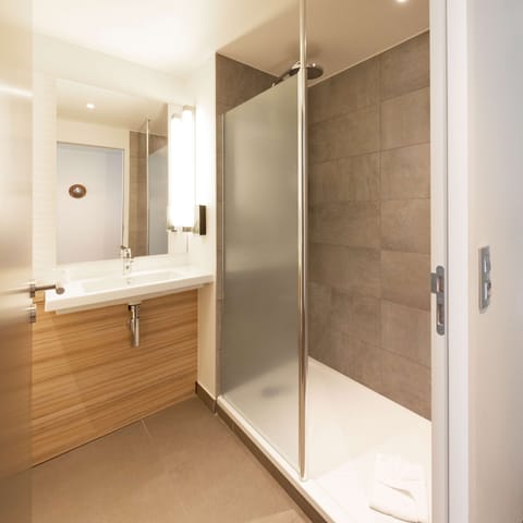 Rainfall showerhead, eco-friendly toiletries, hair dryer, towels