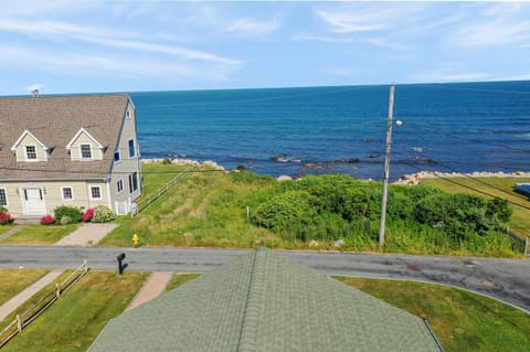 Great Ocean View with walkway access to Rocky Shoreline.