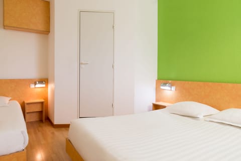 Standard Triple Room | Desk, blackout drapes, soundproofing, iron/ironing board