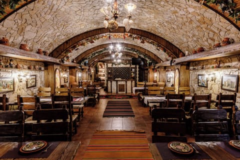 2 restaurants; breakfast, lunch, and dinner served
