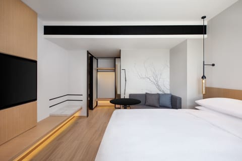 Deluxe Room, 1 King Bed, City View | Iron/ironing board, rollaway beds, free wired internet, bed sheets