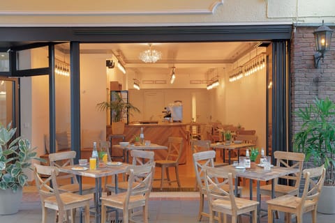 Cooked-to-order breakfast on weekdays (EUR 17 per person)