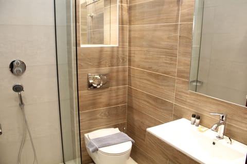 Deep soaking tub, free toiletries, hair dryer, towels