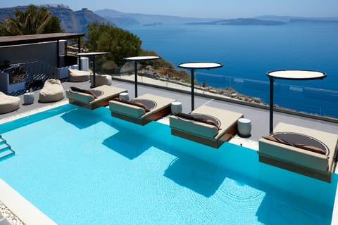 Seasonal outdoor pool, pool umbrellas, sun loungers