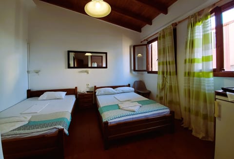 Budget Triple Room | Hypo-allergenic bedding, Select Comfort beds, desk, soundproofing