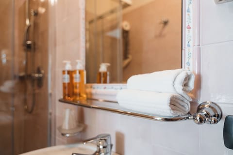 Family Room | Bathroom | Shower, free toiletries, hair dryer, bidet