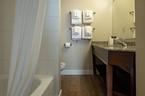 Suite, Multiple Beds, Non Smoking | Bathroom | Free toiletries, hair dryer, towels