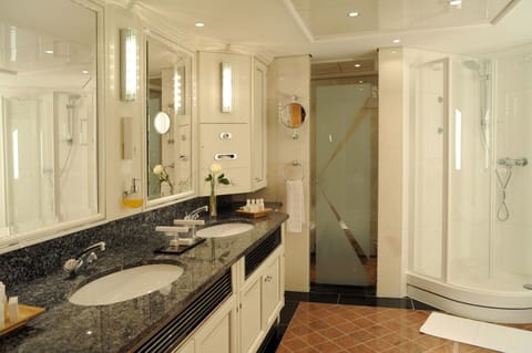 Bathtub, free toiletries, hair dryer, bidet