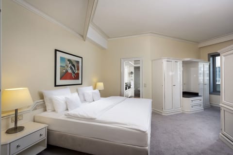 Hypo-allergenic bedding, down comforters, in-room safe, desk