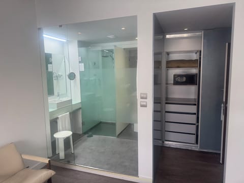 Standard Double Room | Bathroom | Shower, rainfall showerhead, free toiletries, hair dryer