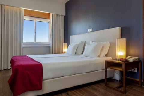 Standard Twin Room | Hypo-allergenic bedding, pillowtop beds, minibar, in-room safe