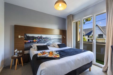 Classic Room, 1 Queen Bed, Non Smoking, Balcony | In-room safe, desk, blackout drapes, soundproofing