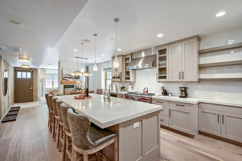 House, 6 Bedrooms | Private kitchen | Coffee/tea maker, fridge, microwave, oven