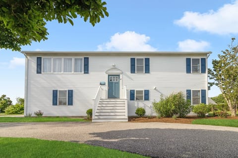 6 Bedroom, 2 living room, AC, 2 bathroom, walk to beach!