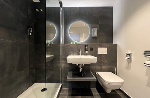 Comfort Double Room (Schliffkopf) | Bathroom | Hair dryer, bathrobes, towels