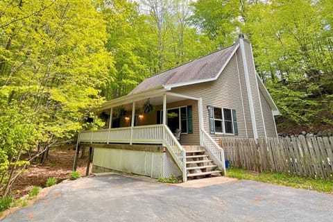 Welcome to Leelanau Therapy! Getaway from it all - and yet be close to Traverse City.  Great vacation rental to use as a jumping off point - close to beaches, Sleeping Bear Dunes, TC, Leelanau peninsula, wineries, and Sutton's Bay.
