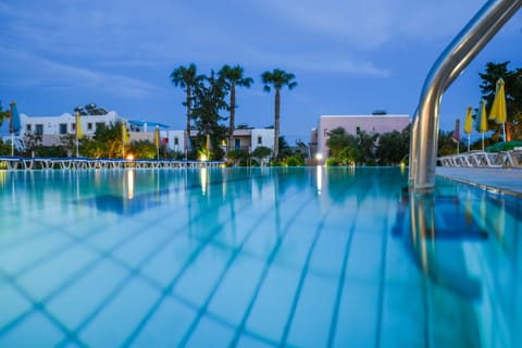 Seasonal outdoor pool, open 7:00 AM to 9:00 PM, sun loungers