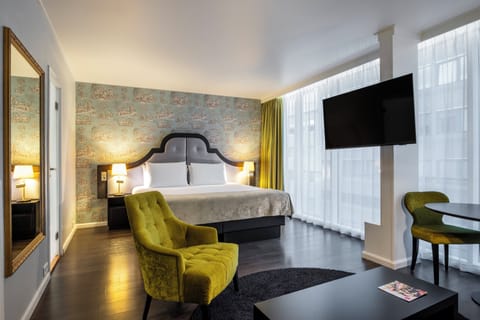 Premium bedding, in-room safe, desk, laptop workspace