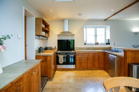 Comfort Bungalow | Private kitchen | Full-size fridge, oven, dishwasher, electric kettle