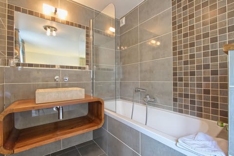 Superior Double Room | Bathroom | Free toiletries, towels