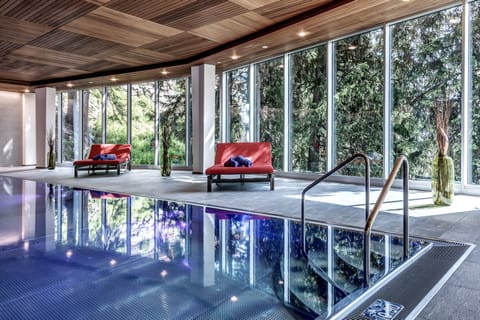 Indoor pool, sun loungers