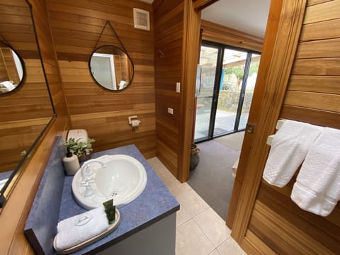 Queen Bungalow | Bathroom | Free toiletries, hair dryer, bathrobes, towels