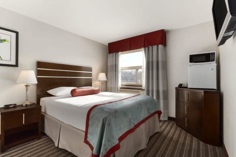 Standard Room, 1 Queen Bed | Desk, iron/ironing board (on request), WiFi (free), alarm clocks