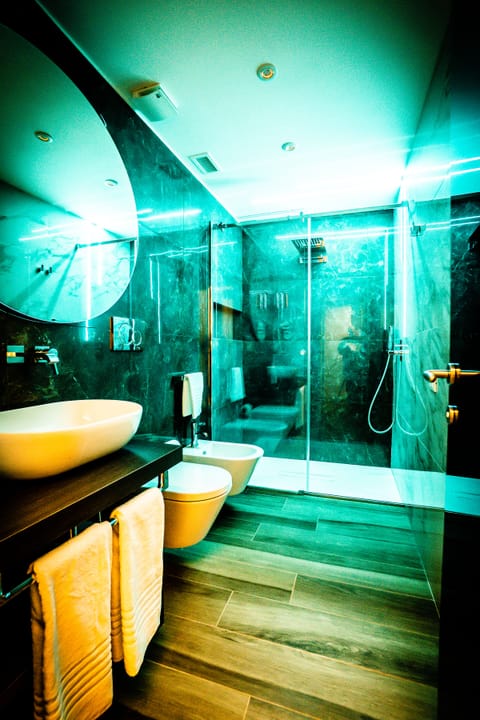 Deluxe Studio Suite, Jetted Tub, City View | Bathroom | Shower, free toiletries, hair dryer, slippers