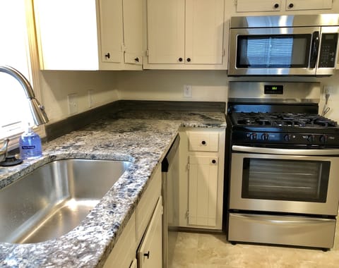 Granite counters and gas oven w/ microwave