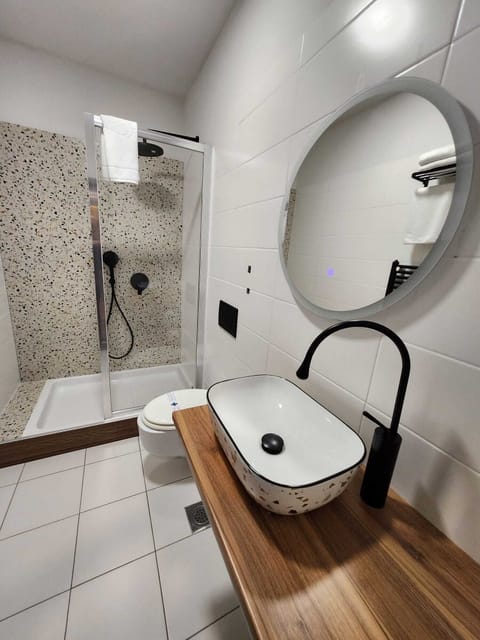 Shower, free toiletries, hair dryer, towels