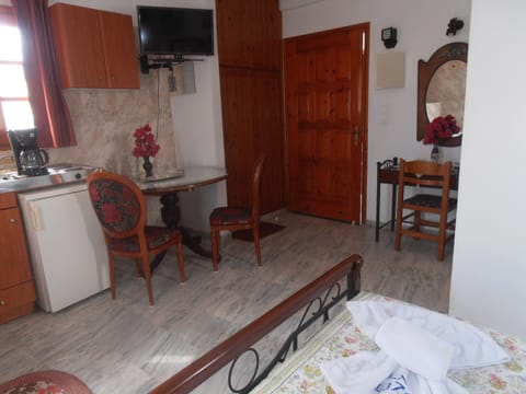 Economy Studio, Garden View, Ground Floor | Premium bedding, pillowtop beds, in-room safe, blackout drapes