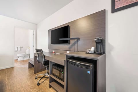 Room, 1 King Bed, Non Smoking | Blackout drapes, iron/ironing board, bed sheets