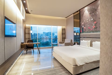 Deluxe Room King Bed | Minibar, in-room safe, desk, laptop workspace