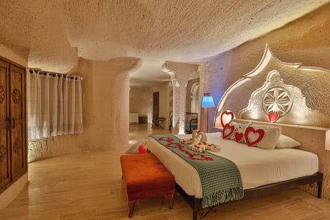 Elite Room | Minibar, in-room safe, individually furnished, desk