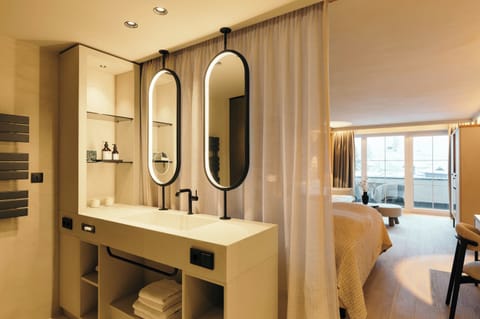 Superior Room, Balcony | Bathroom | Deep soaking tub, free toiletries, hair dryer, bathrobes