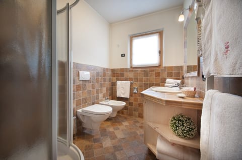 Family Suite, 2 Bathrooms | Bathroom | Shower, free toiletries, hair dryer, bathrobes