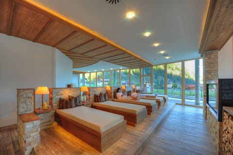 Sauna, hot tub, Turkish bath, body treatments, body wraps, body scrubs