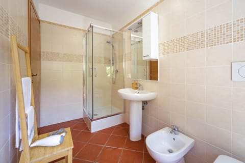 Economy Double Room | Bathroom shower