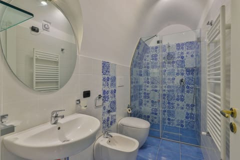 Standard Double Room | Bathroom | Shower, rainfall showerhead, bidet, towels
