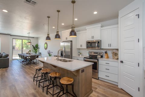 2269 Pet Friendly | Private kitchen | Fridge, microwave, oven, stovetop