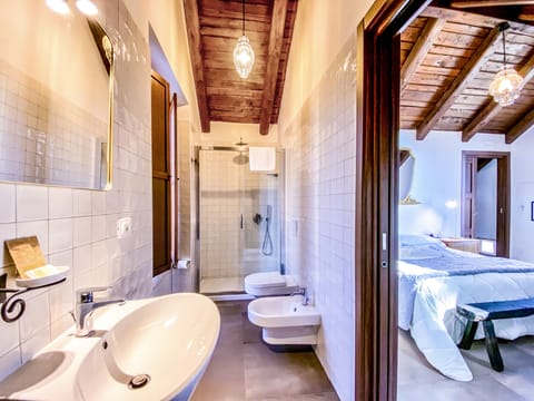 Design Double or Twin Room | Bathroom | Shower, rainfall showerhead, free toiletries, hair dryer