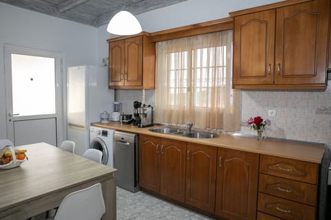 Maria’s House Arillas Corfu- kitchen and dining area