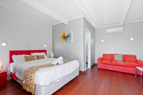 Iron/ironing board, bed sheets