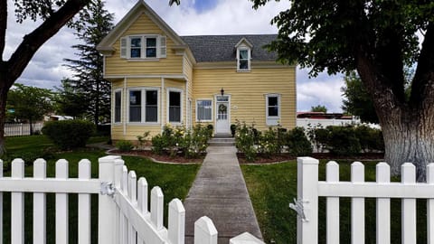 Open the front gate and stroll up the walk to the elegance that is Southern Elm