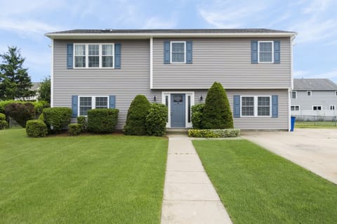 Beautiful remodeled 6 Bedroom, 3 Bathroom, walk to Beach!